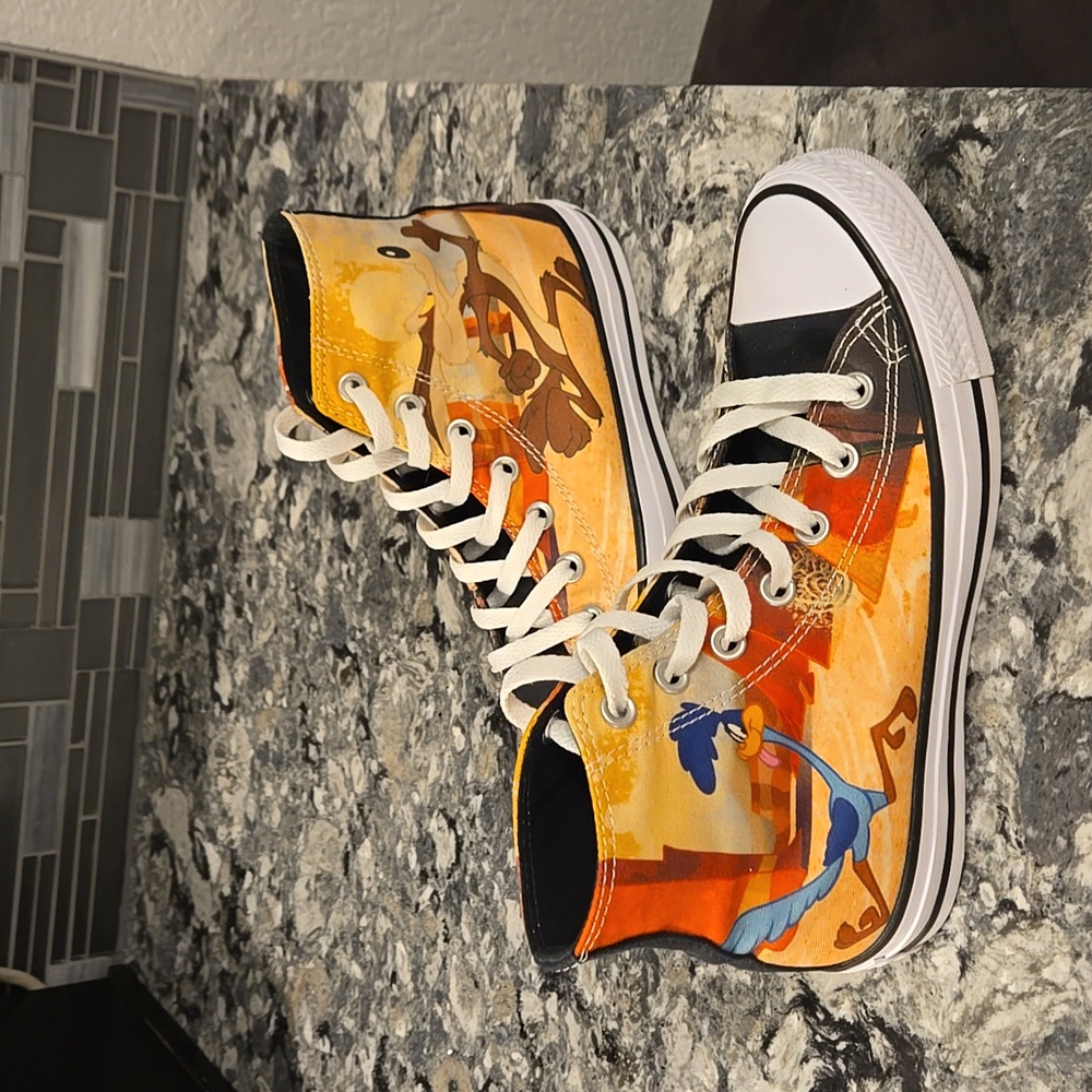 Rare Looney Tunes high top Converse